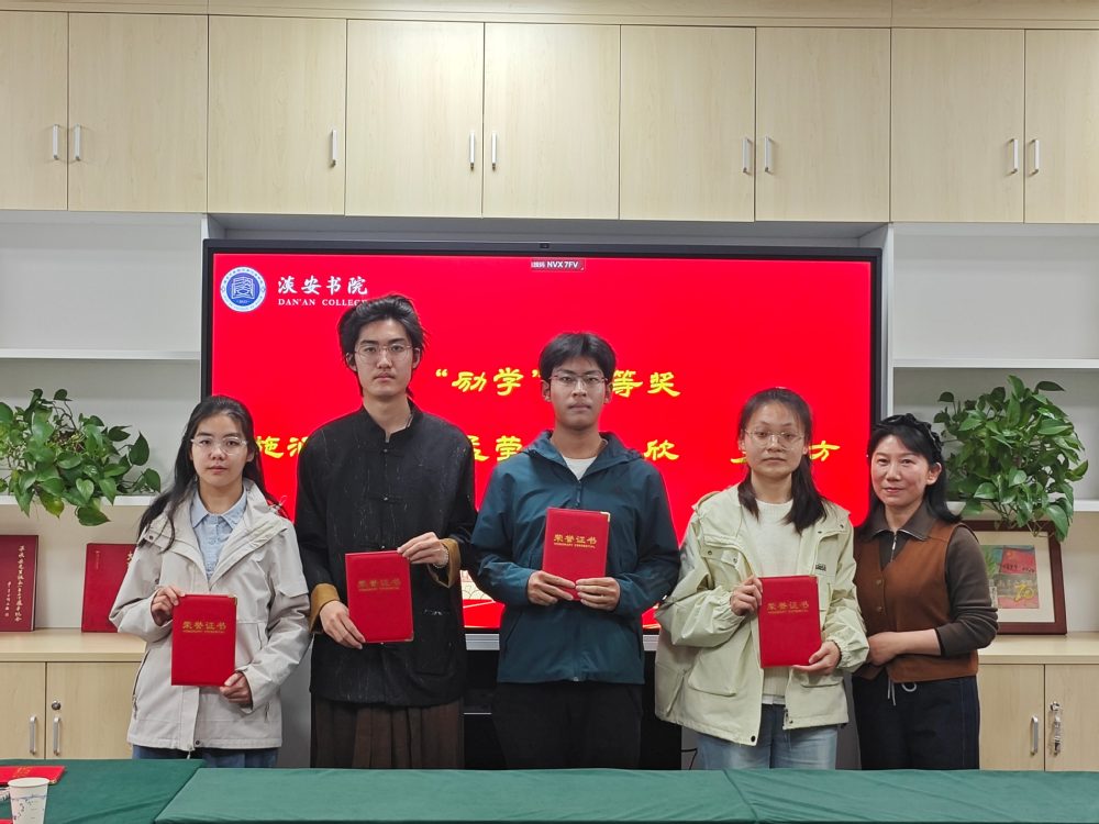 陈娟、张宏如、程女士先后为三等奖、二等奖、一等奖获奖同学颁发证书
